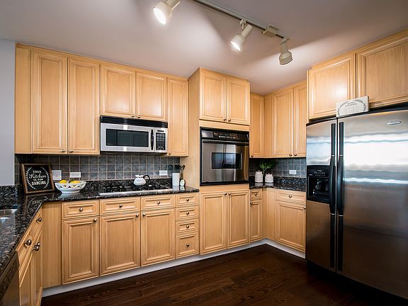 3rd image of 1515 S Prairie Ave Unit 1308