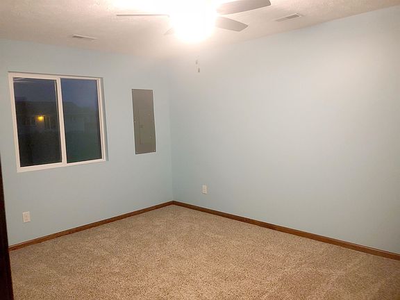 4th image of 906 G Ave