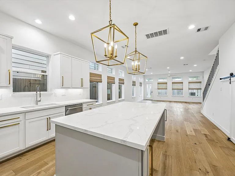 921 W 21st St — Photo 12