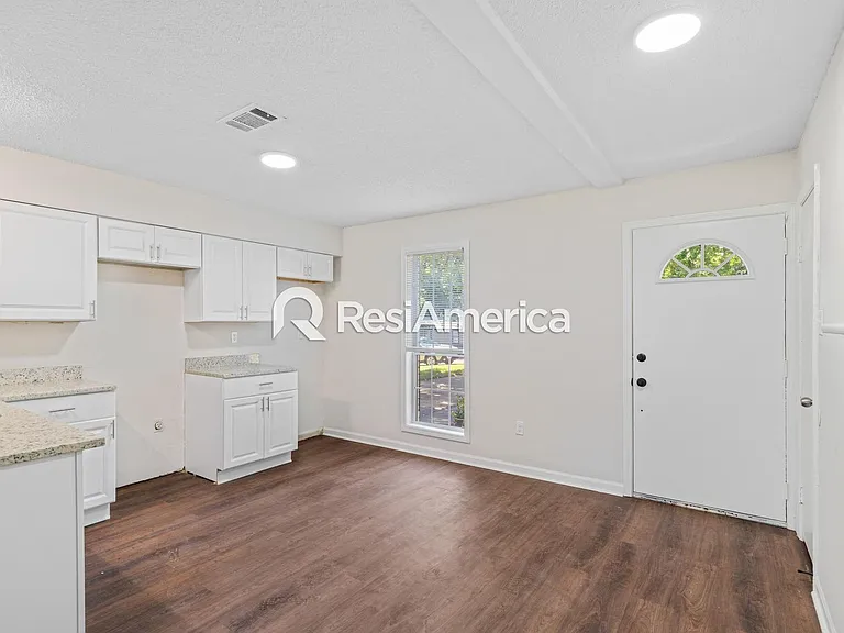 914 Valley Springs Dr — Photo 2