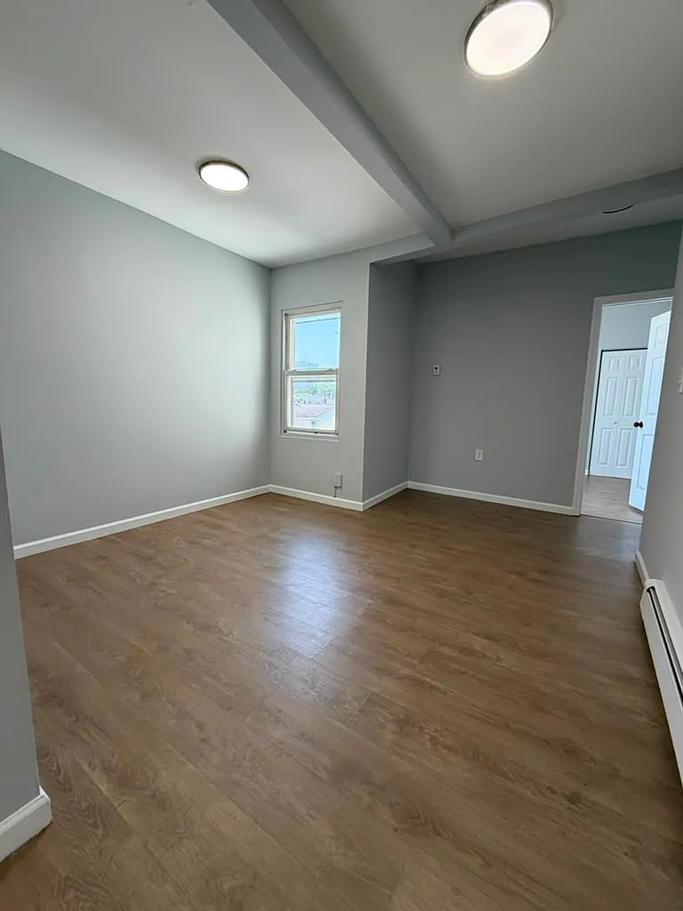 3 bed, 1000 sqft, $2,050 — Photo 3