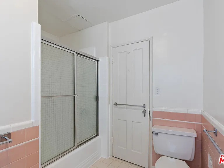 180 N Clark Dr — Photo 16