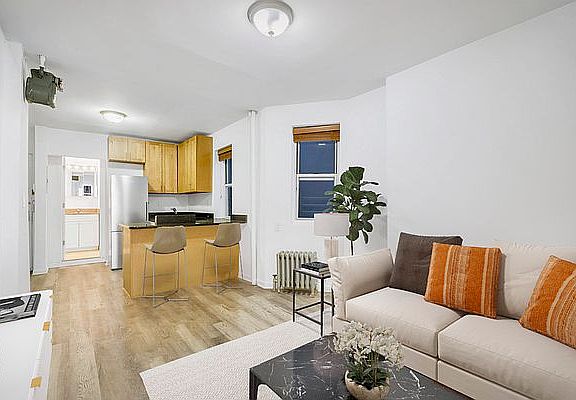 2nd image of 347 E 65th St APT 3RW