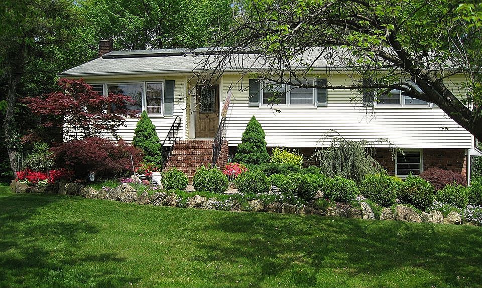 UPDATED 3 BEDROOM, 2.5 BATH, BEAUTIFUL PRIVATE PROPERTY, WALK TO PARK