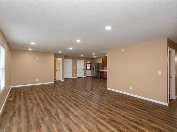 5th image of 714 W Laurel St