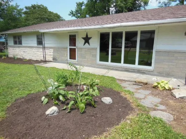 301 Magnolia St, Louisville, IL 62858