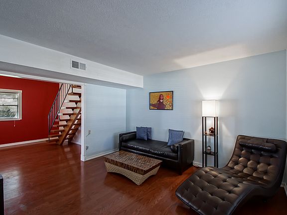 5th image of 412 Evergreen St