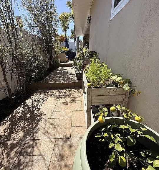 200 Larsson St — Photo 30