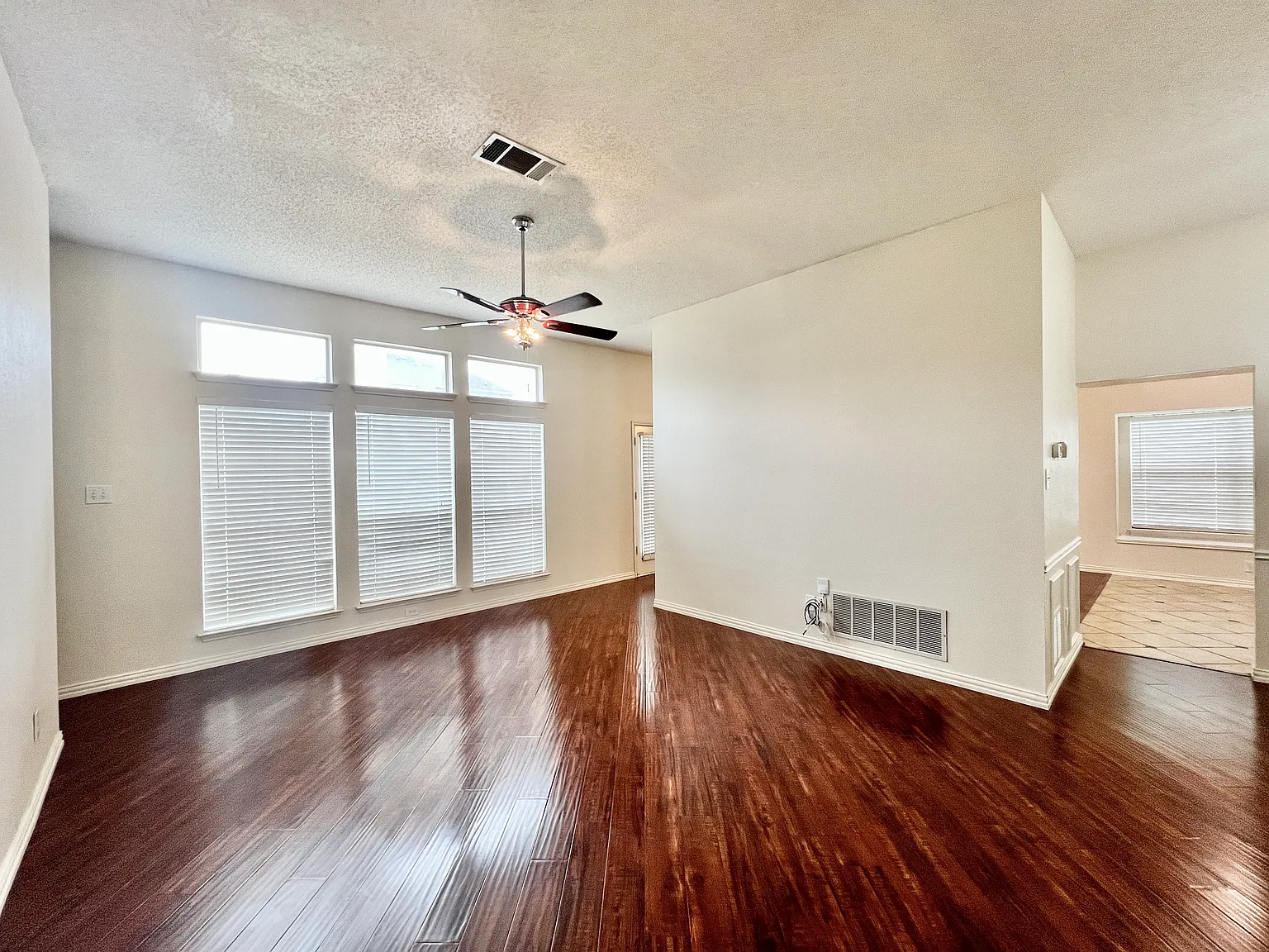 3 bed, 1776 sqft, $2,400 — Photo 3