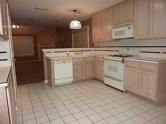 Tiled kitchen - gas stove and gas oven. Microwave.