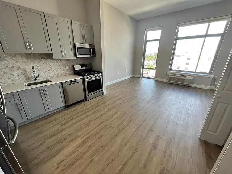 Unit 812 (High Ceilings)