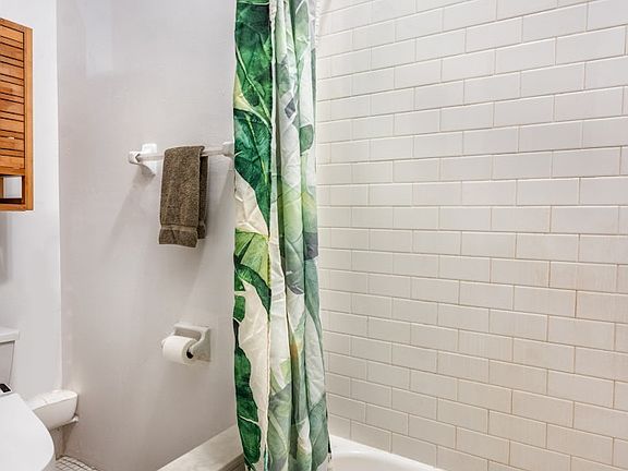 5th image of 636 E 14th St APT 1