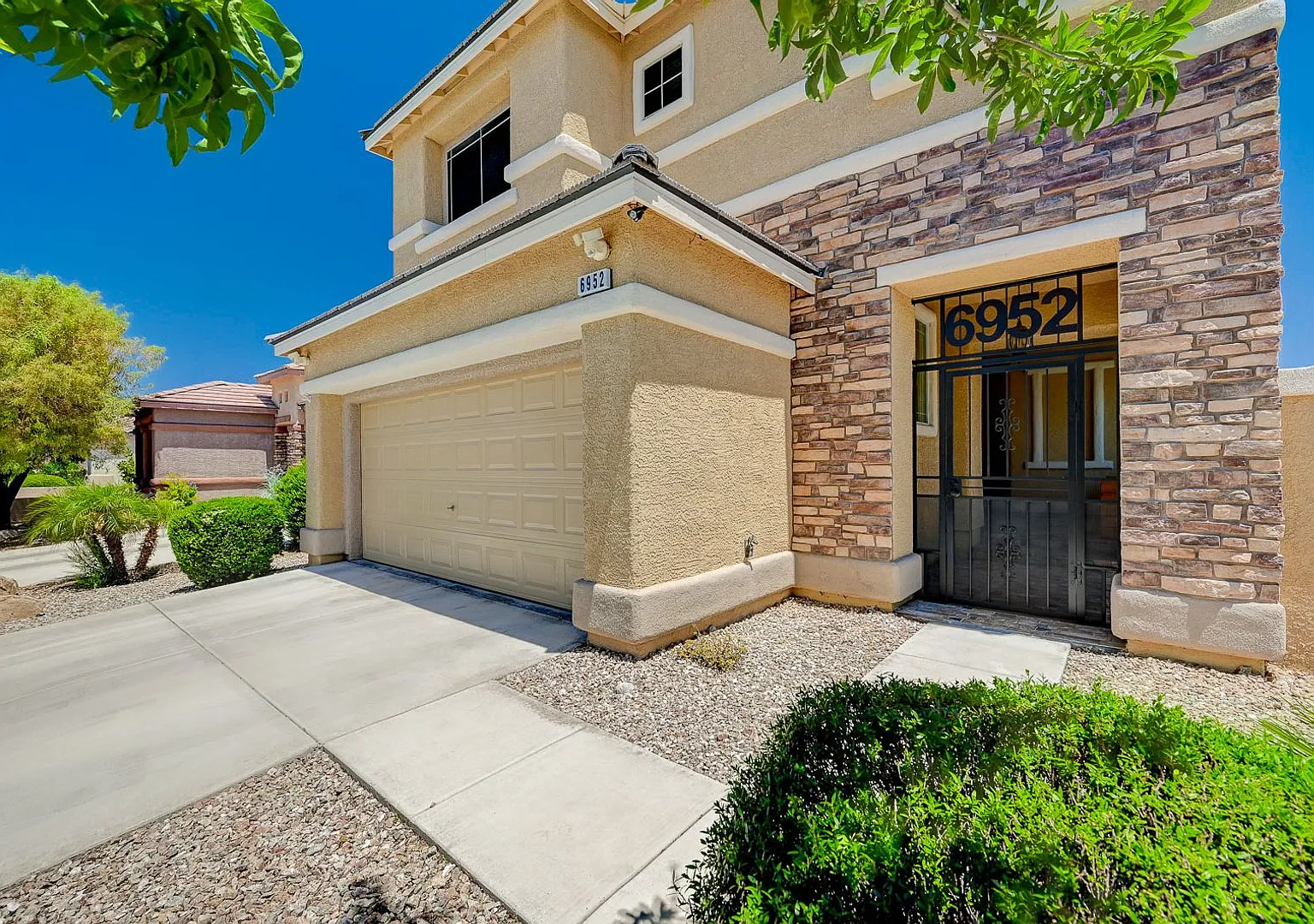Stunning 3 bedroom in Centennial Hills with SOLAR! — Photo 1