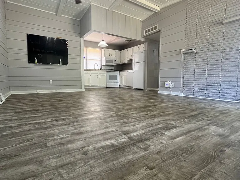 4200 Shirley Dr — Photo 2