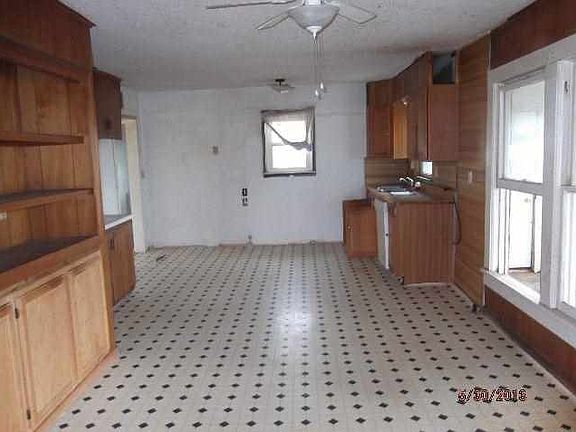 3rd image of 608 Town East Ash St