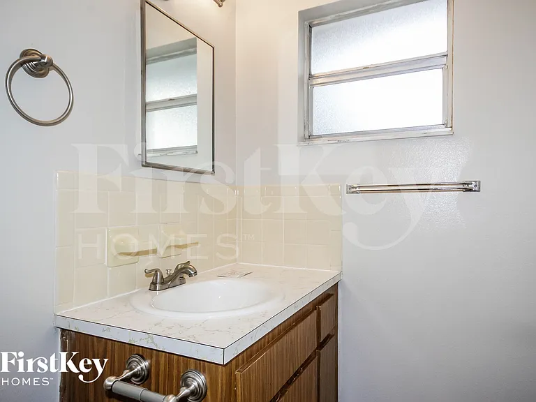 130 Davison Ave N — Photo 13