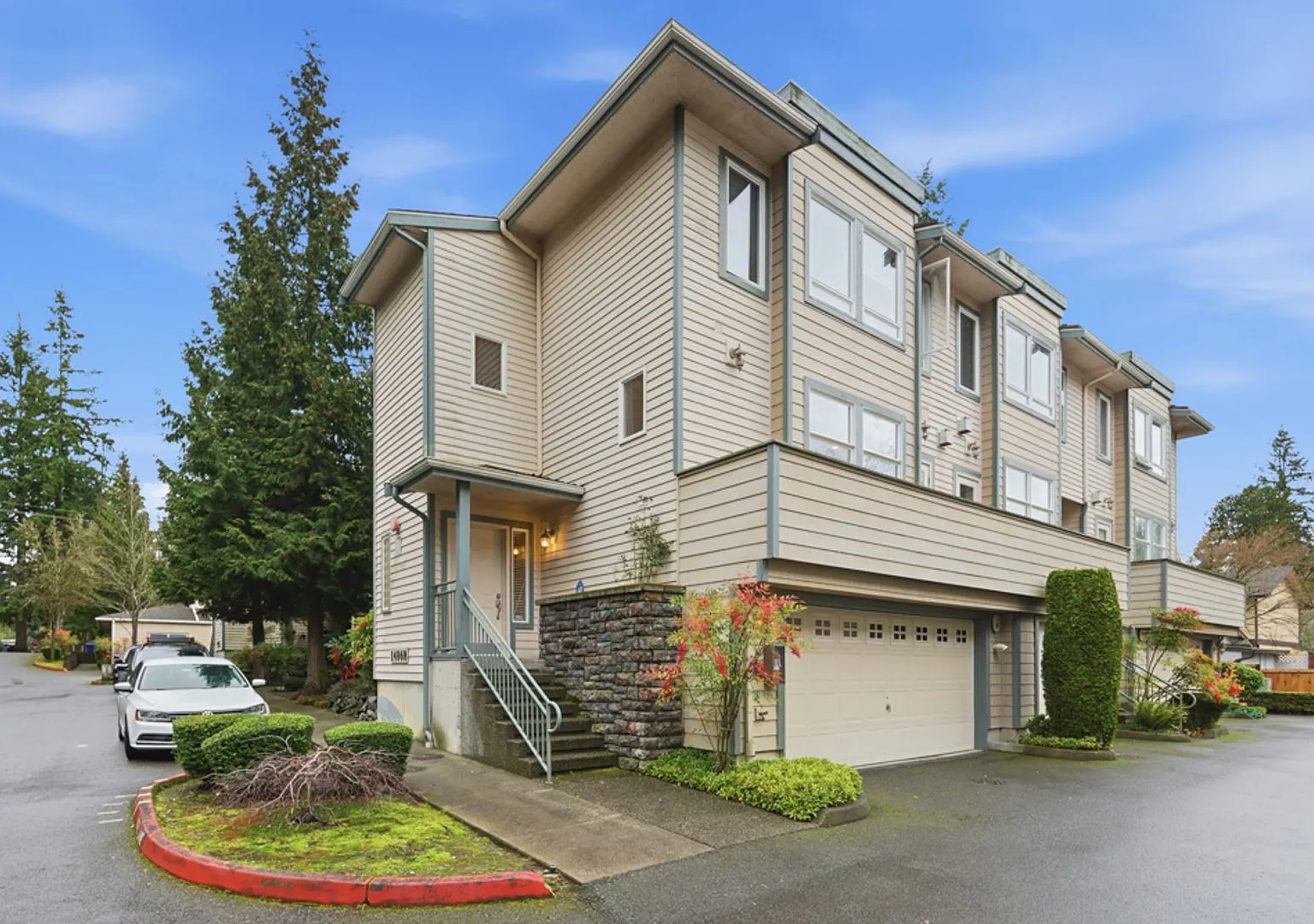 Modern Bellevue Townhome with Great Finishes — Photo 1