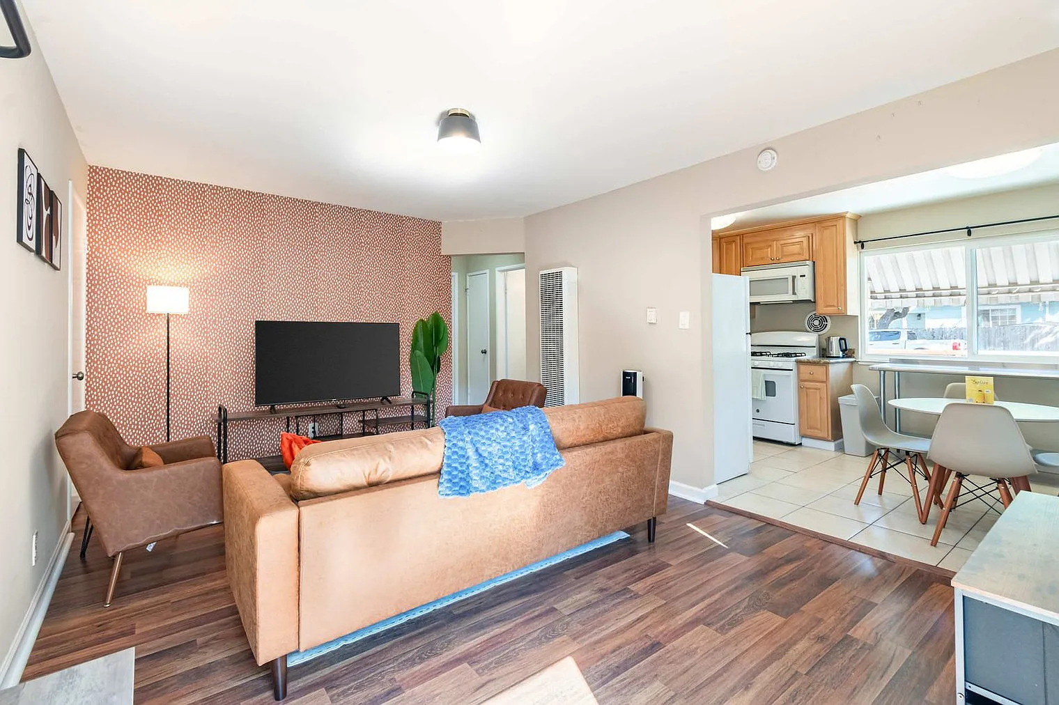 2 bed, 1.0 bath, 990 sqft, $5,019 — Photo 4