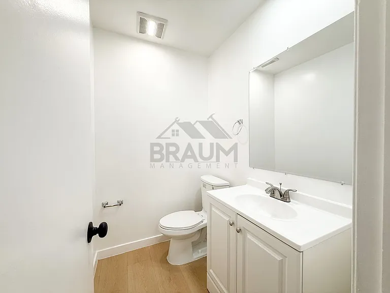6039 Whitsett Ave — Photo 15