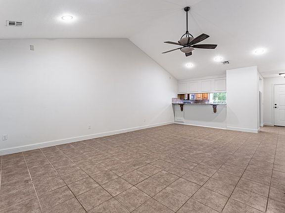 5th image of 2127 E Oaks Dr #1