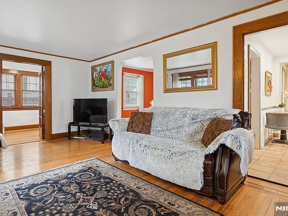 5th image of 494 Martense Ave