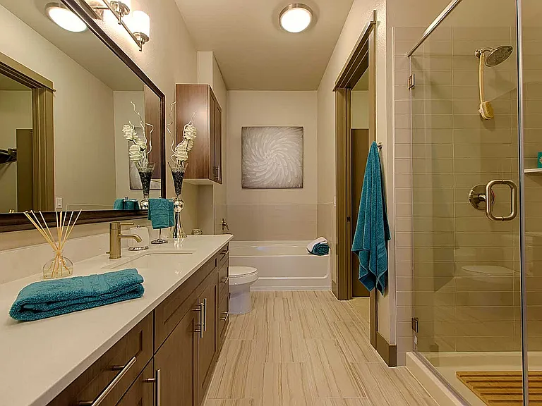 PearlWashington_model_bath-1