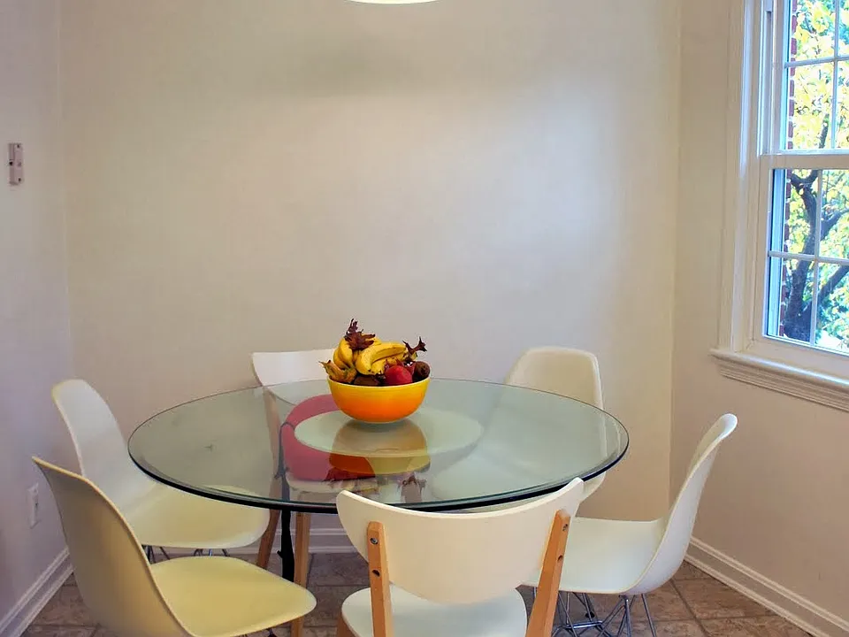Breakfast rm w/ table for 6