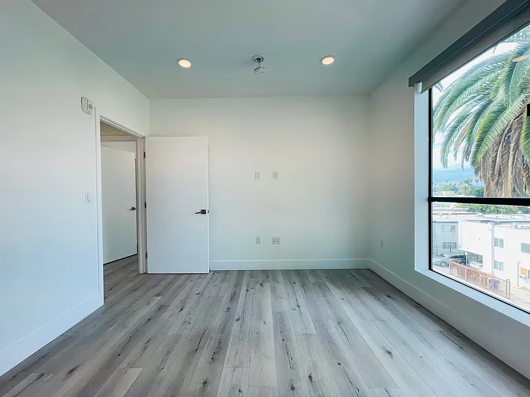 14612 Calvert St #202 — Photo 15