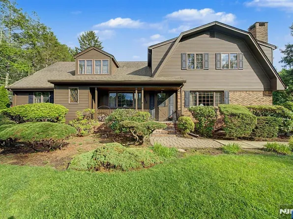812 Mountain Ave, Wyckoff, NJ 07481