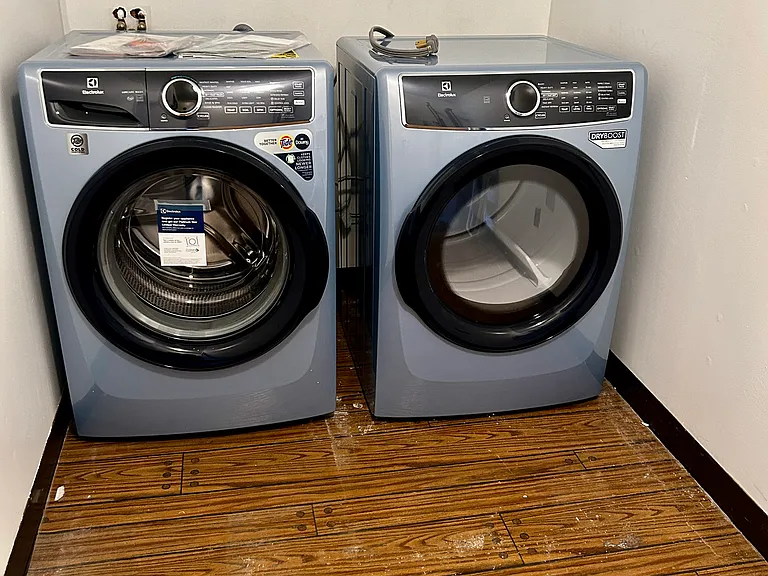 Washer-dryer in utility room off kitchen