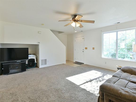 4th image of 1245 Finch Ave