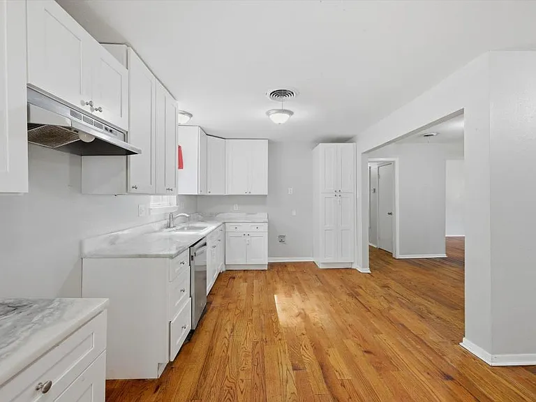 2521 N Hickory St — Photo 12