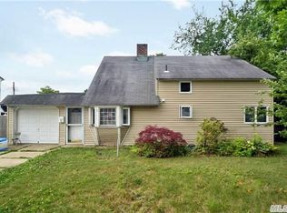 32 Horizon Ln, Levittown, NY 11756