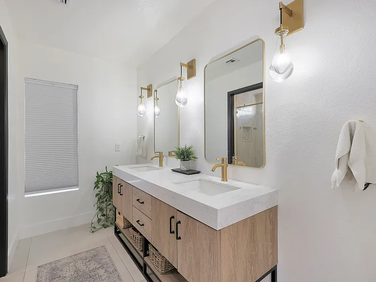 1325 E San Angelo Ave — Photo 11