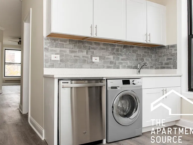 2855 N Mildred Ave #3 — Photo 2