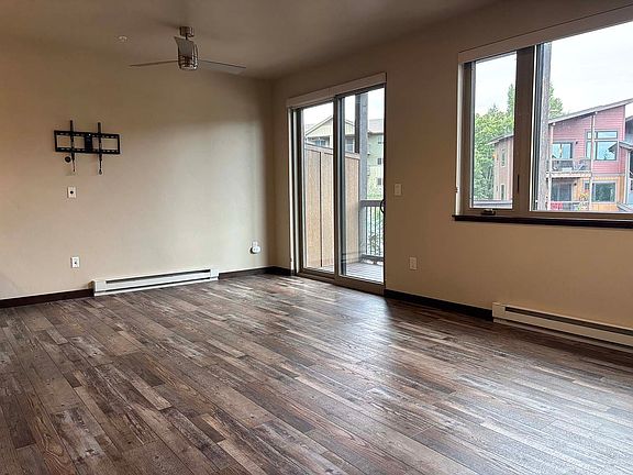 4th image of 340 Fox Springs Cir Unit 202