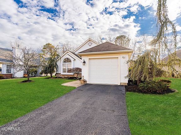 3rd image of 23 Pine Hollow Lane