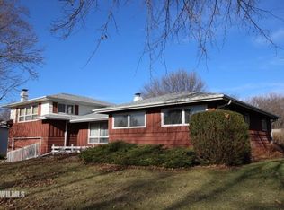 115 Park Crest Dr, Freeport, IL 61032