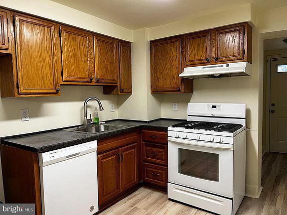5th image of 820 Coates St