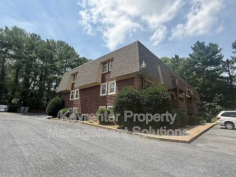 2 bed, 1.0 bath, 950 sqft, $1,350 — Photo 2