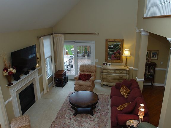 4th image of 44635 Broadmoor Cir N
