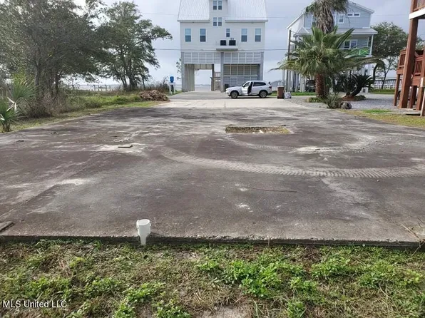 216 Front St, Pass Christian, MS 39571