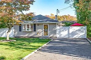 11 Thornwood Dr
