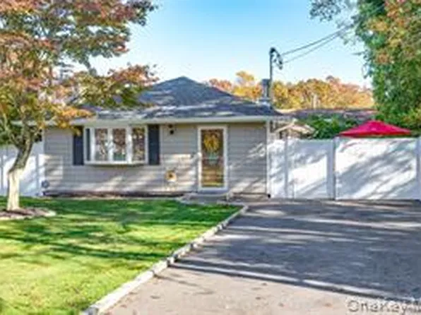 11 Thornwood Dr, Shirley, NY 11967