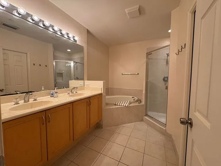 1033 NE 17th Way #604 — Photo 16