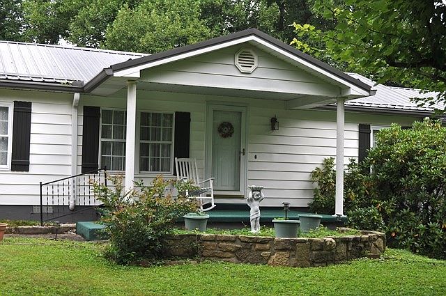 1st image of 300 Pine Dr