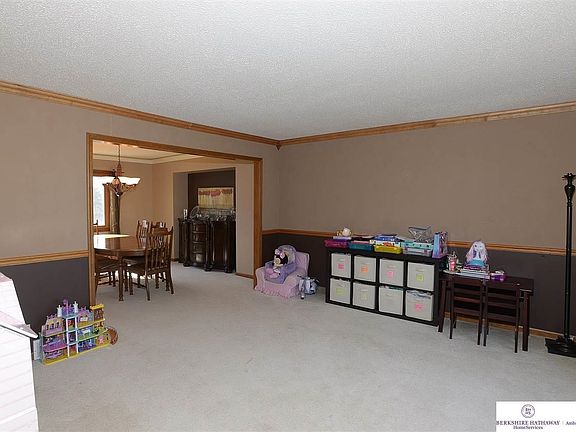 3rd image of 16315 Charles Cir