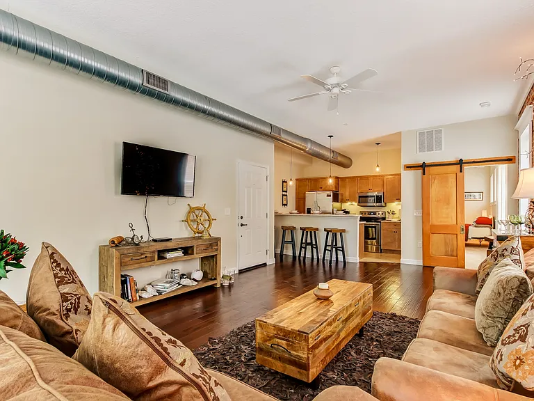 115 W 2nd St #2 — Photo 3