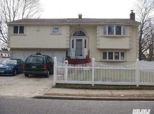 18 9th Ave, Brentwood, NY 11717