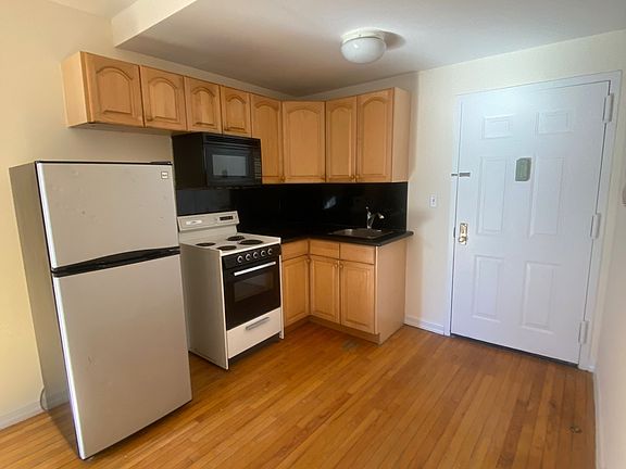 2nd image of 890 W Beech St APT 2E